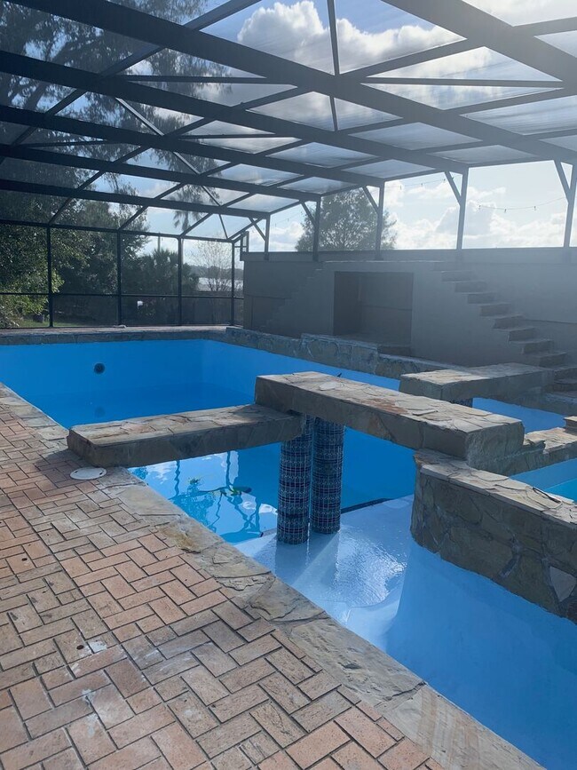 Building Photo - Lakefront Pool Home