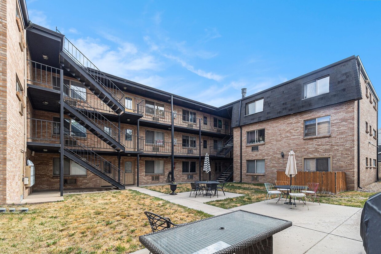 Primary Photo - 2 Bedroom 1 Bath in the Heart of West Wash...