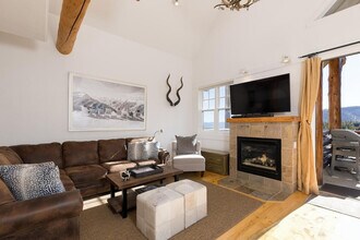 Building Photo - 7 Saddle Ridge Rd