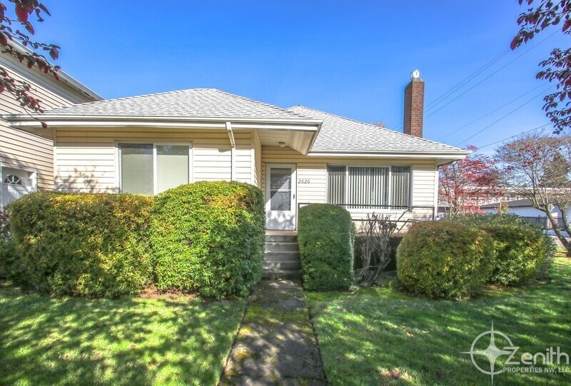 Foto principal - 2626 E 6th St