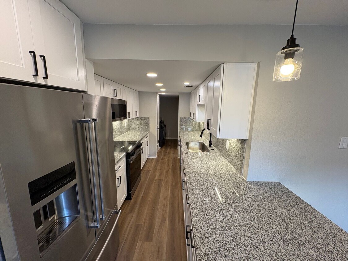 Foto principal - Newly Renovated 4 bed, 2.5 bath Townhome i...
