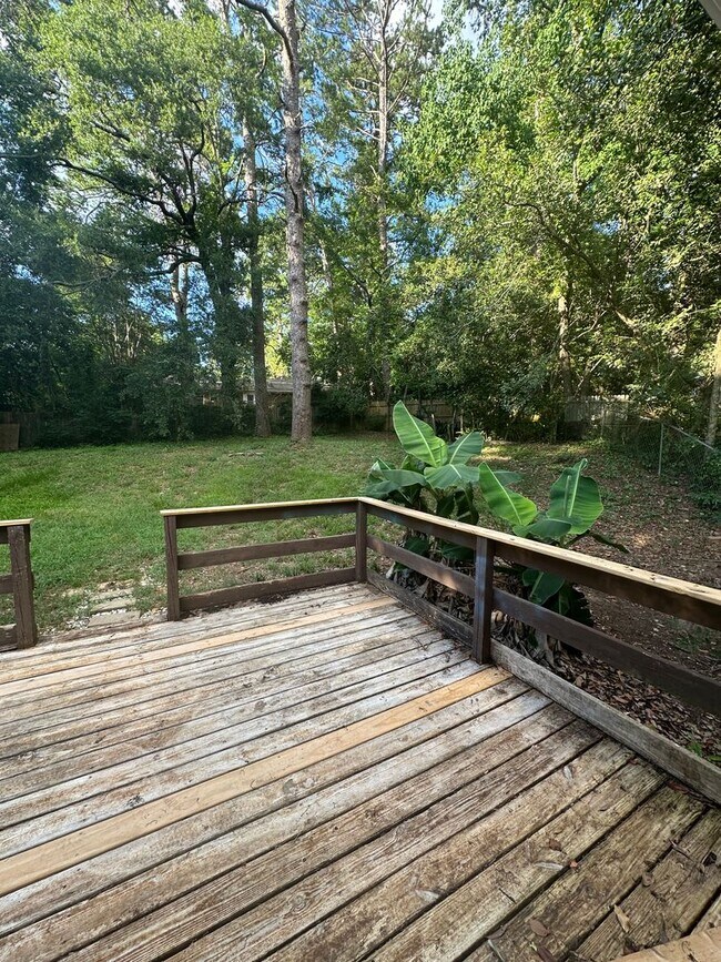 Building Photo - 3 Bedroom 2 Bath home located just off Oca...