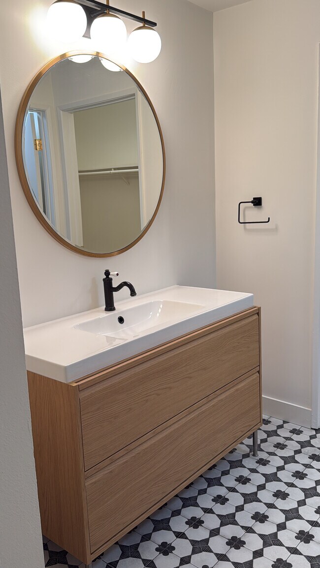 2 identical bathrooms - 10021 Tabor St