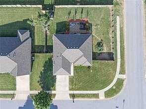 Building Photo - 1652 N Oakhaven Pl