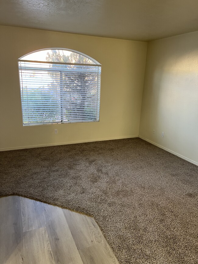 Front room - 629 W Evans Ridge Cir