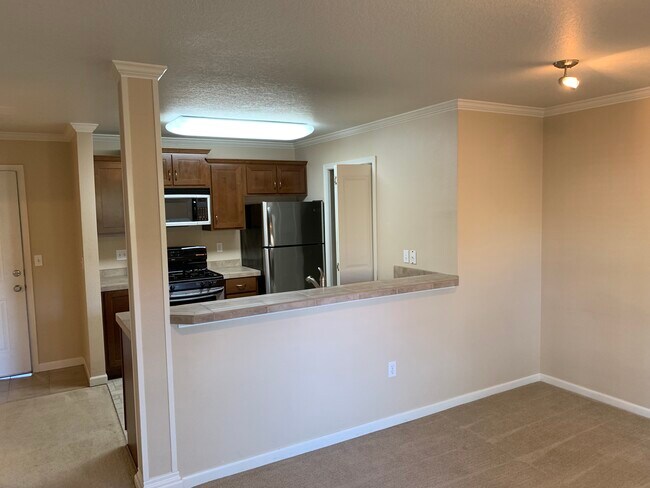 Vista de la cocina desde la sala de estar. - 15054 NW Central Dr