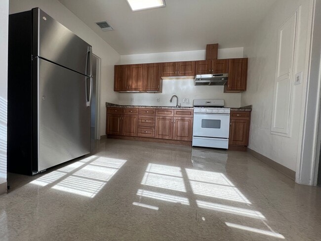 Building Photo - Sun Valley Duplex