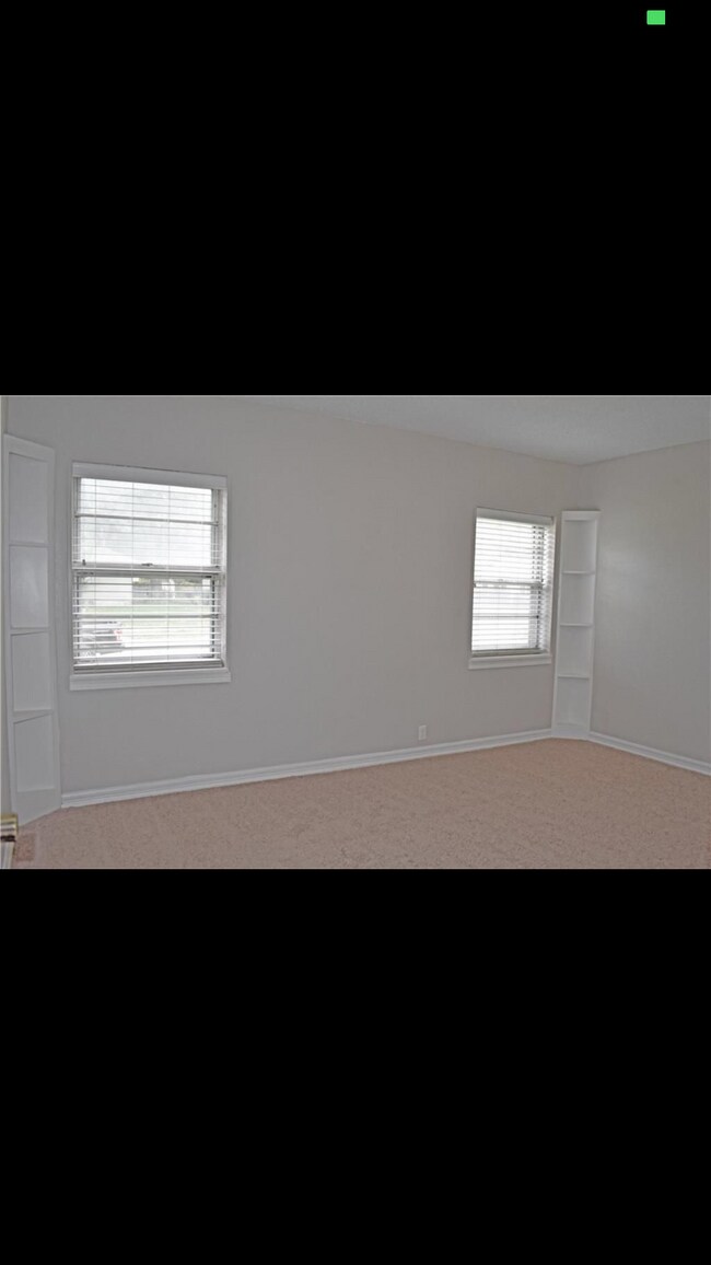 Foto del edificio - 1608 Maple Dr