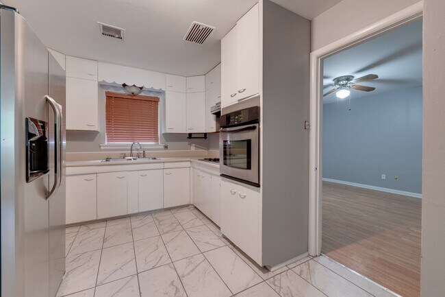 Building Photo - 4109 Glenmere Rd
