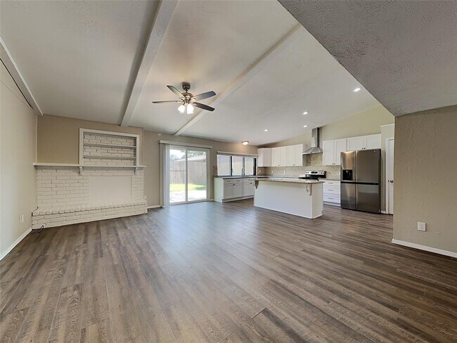 Foto del edificio - 5618 Hickory Forest Dr