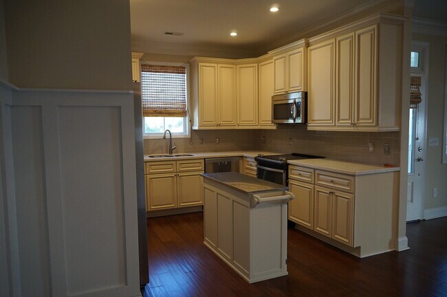 Building Photo - 316 NE 59th St