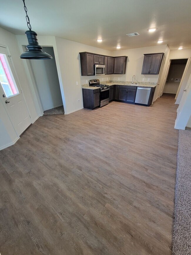 Foto del edificio - Bryan -3 bedroom / 2 bath / 2 car garage / Large fenced in back yard.