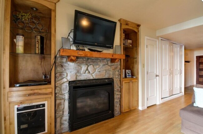 Building Photo - 624 McCall Ave