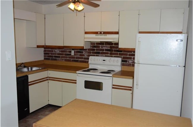 Building Photo - 856 Putnam Blvd