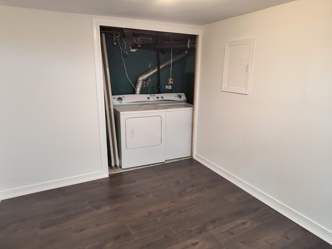 Conexiones para lavadora y secadora en el sótano. - 151 Newington Ave