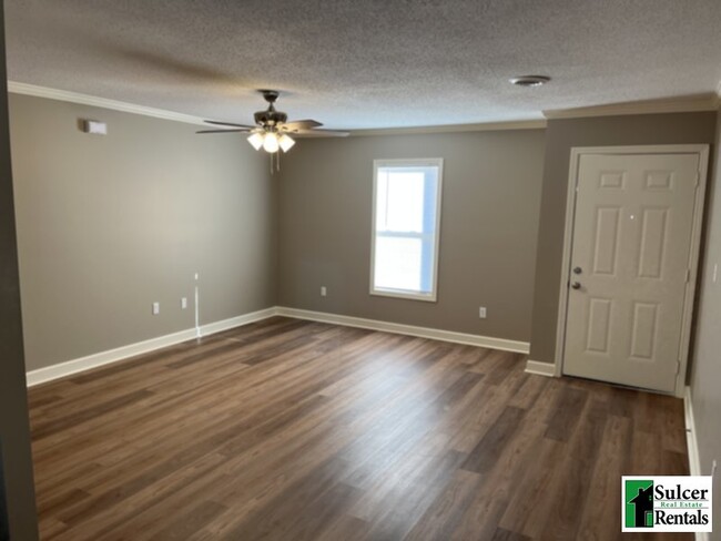 Building Photo - Newly Renovated 2BR in a Residential Area ...