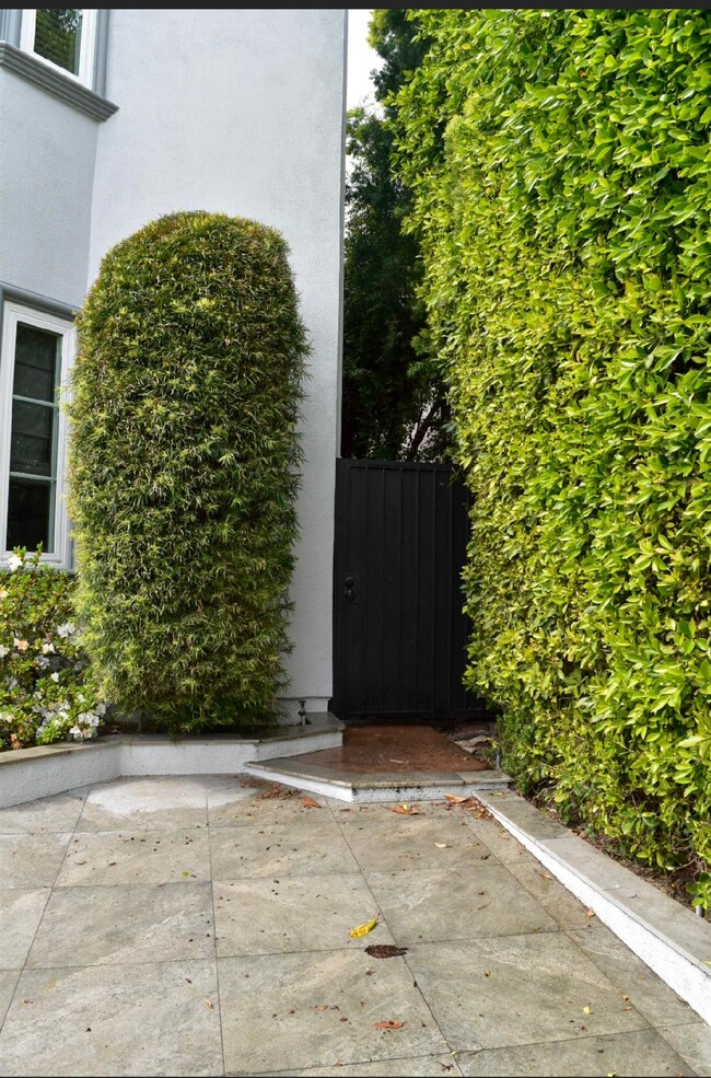 Building Photo - 213 N Oakhurst Dr