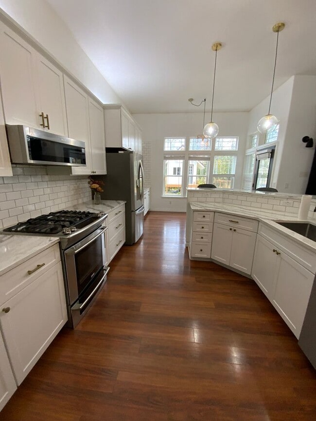 Building Photo - LONG TERM CUSTOM RANCH HOME