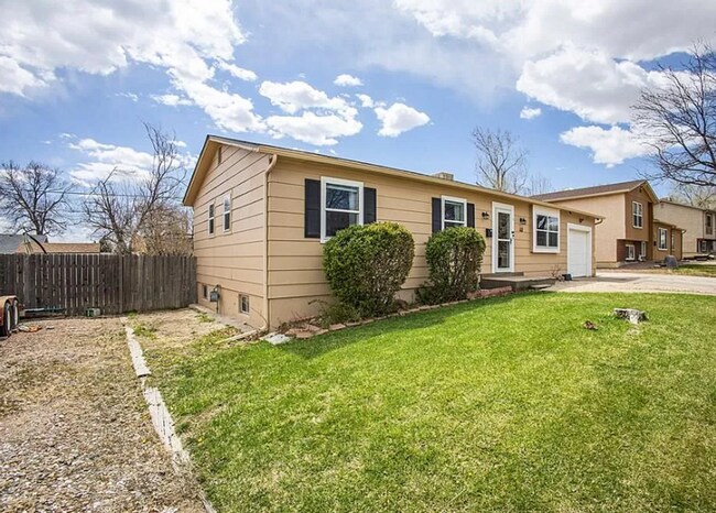 Building Photo - ALL PROSPECTIVE TENANTS MUST SUBMIT A $58 NON-REFUNDABLE APPLICATION FEE PER APPLICANT ONLINE AND...