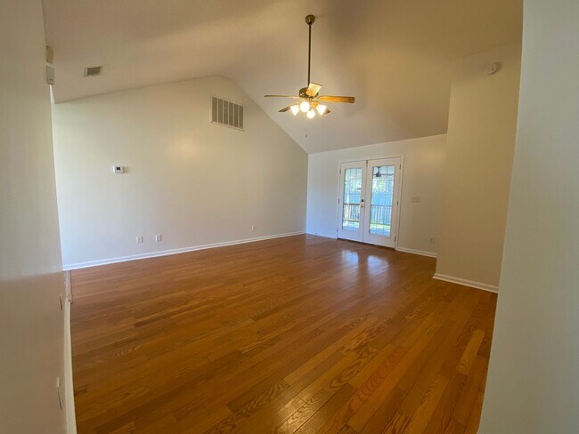 Building Photo - AVAILABLE NOVEMBER (PET FRIENDLY)
