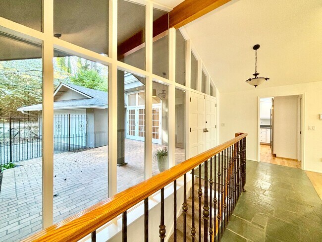 Building Photo - Stunning Mercer Island Home with Lake Wash...