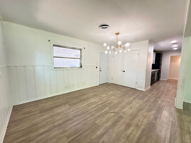 Foto del edificio - CHARMING REMODELED HOME IN SOUTHERN HILLS