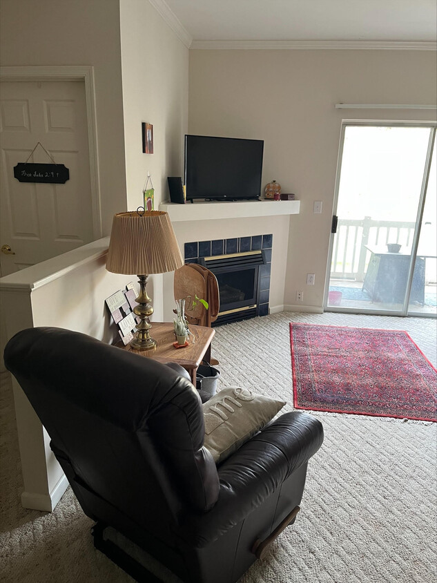 Living room - 305 N Knollwood Dr