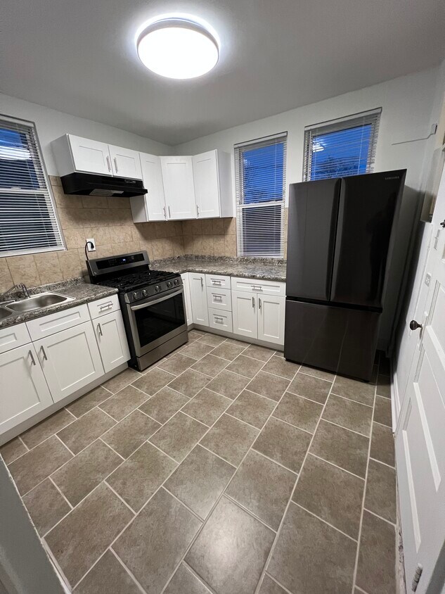 Kitchen - 7407 S King Dr