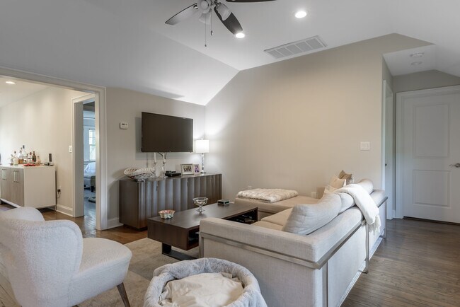 Foto del edificio - 19 Whitney Ave