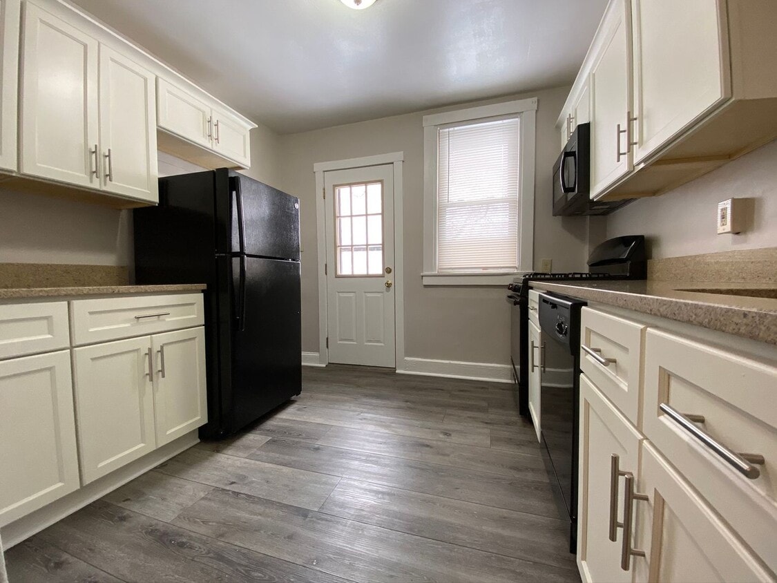 Charming Three Bedroom Townhouse in Squirrel Hill! Back Yard & Covered Front Porch! Call Today! - Charming Three Bedroom Townhouse in Squirrel Hill! Back Yard & Covered Front Porch! Call Today!