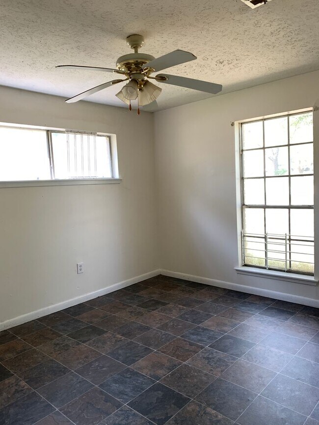 Foto del edificio - HUD Friendly 3 Bed 12 Bath C