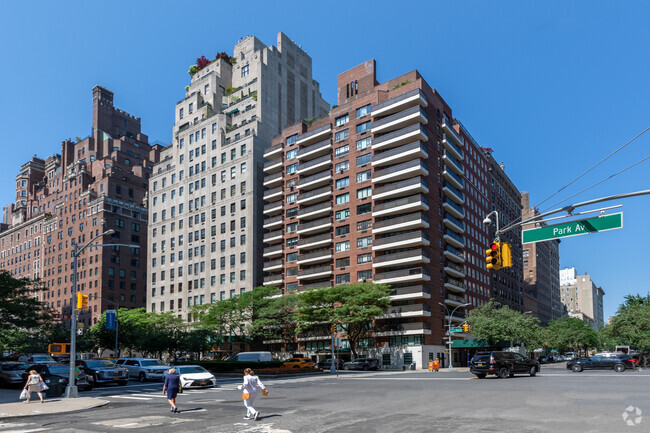 Building Photo - 750 Park Ave