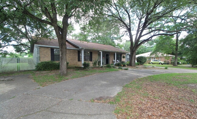 Building Photo - 2BD/1BA Duplex in NE Pensacola – Fenced Ya...