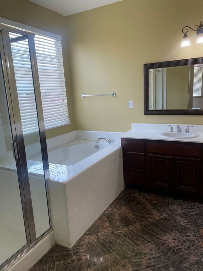 Building Photo - Elegant Single Story 4 Bed/3 Bath Home In ...