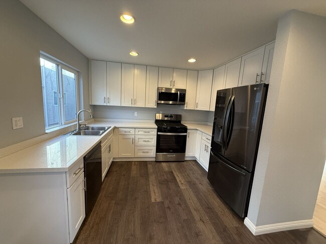Foto del edificio - Bright & Updated 2BR Townhome Across from Fremont Park