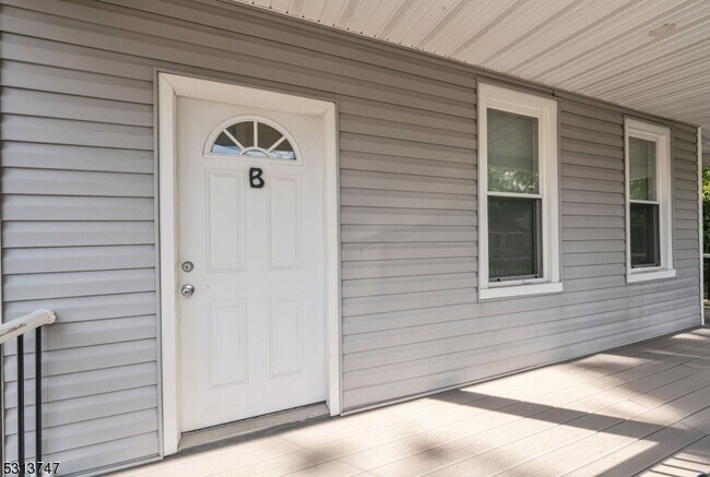 Building Photo - 53 Davis Dr