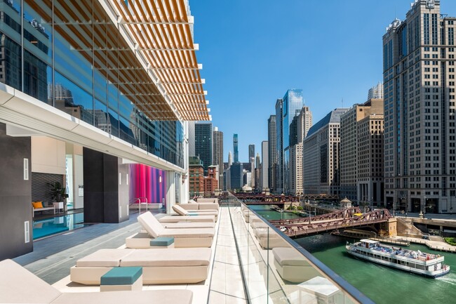 Terraza soleada del este de Wolf Point con vistas al río - Wolf Point East