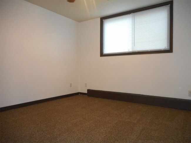 Building Photo - 1210 Robins Rd