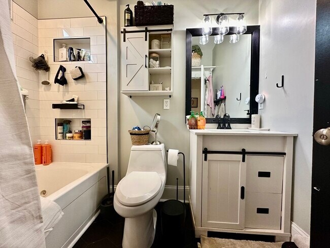 Foto del edificio - 121 E Cottage St