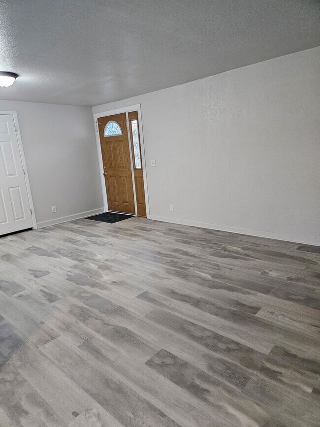 Foto del edificio - $1700 A MONTH - 3 BEDROOM 2 BATH HOME IN LEAVITT LAKE