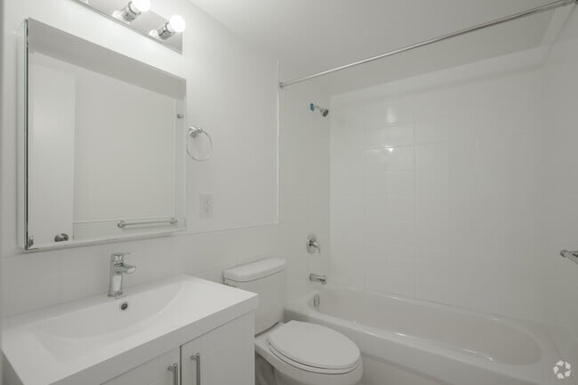 1BR, 1BA - 725SF - Bathroom - 470 Sentinel Road