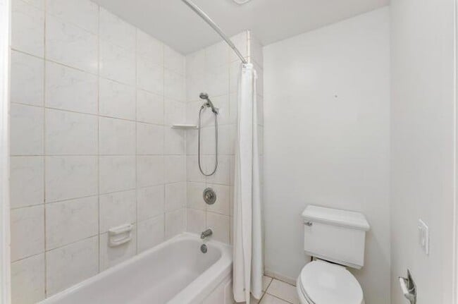 Foto del edificio - 709 Woodside Ln E