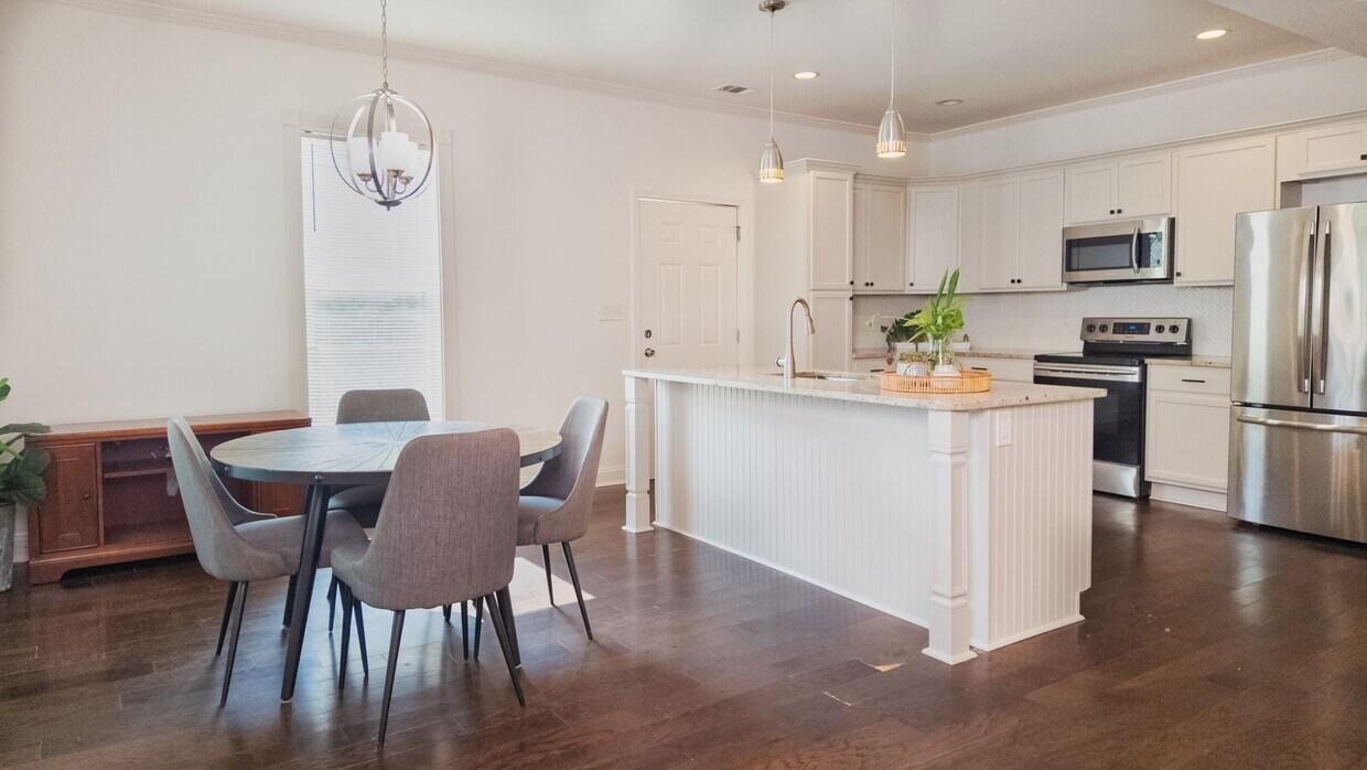 Primary Photo - Spacious 4/3.5 w/ Master on Main and Fully...