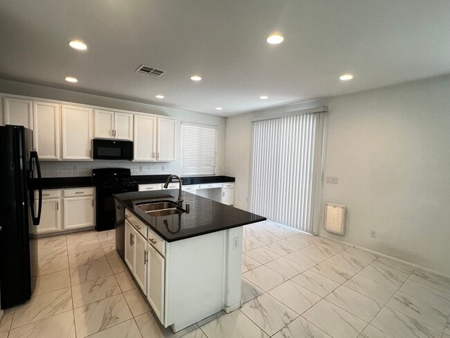 Building Photo - Gated Community - Southwest (Downstairs Bedroom / Shower)