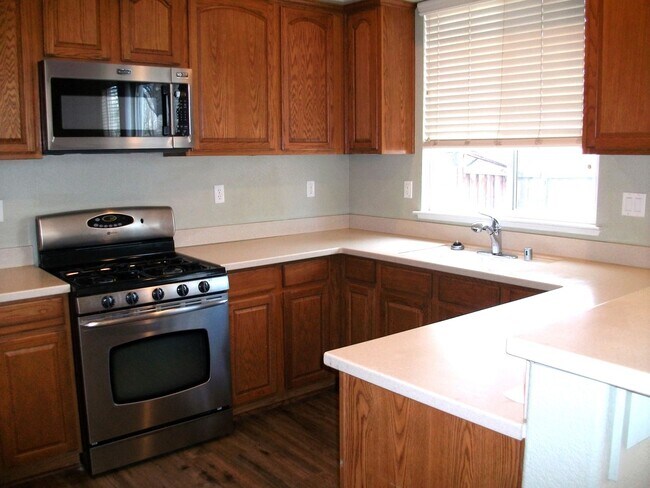 Building Photo - 3 Bedroom, 2-1/2 bath, 2-car garage in a g...