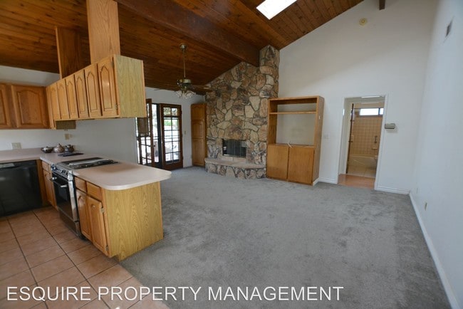 Building Photo - 738 Mesa Dr