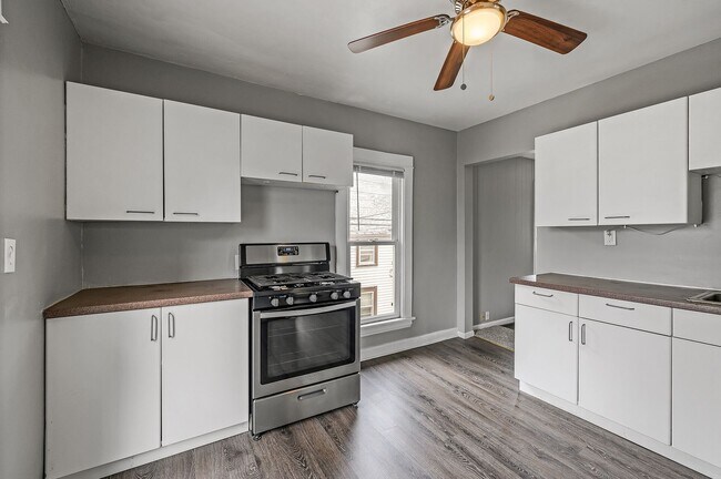 Building Photo - Bruhnding Properties 918 18 1/2 Ave NE