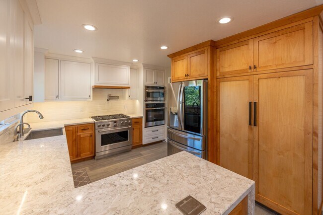 Foto del edificio - Amazing 4 bedroom home in one of Castro Valley's most desirable neighborhoods.  Owned solar!
