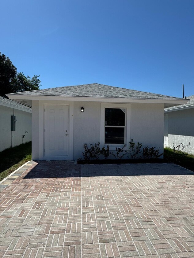 Foto principal - 4702 Weymouth St