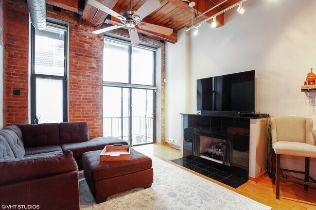 Foto del edificio - 300 W Grand Ave